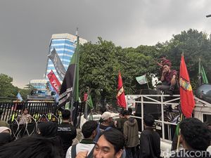 Massa Mahasiswa Demo Pertamina Jatim, Kritisi Korupsi hingga BBM Oplosan Massa Mahasiswa Demo Pertamina Jatim, Kritisi Korupsi hingga BBM Oplosan