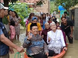 Viral Pengantin Naik Perahu Karet ke Pelaminan gegara Banjir, Ini Ceritanya