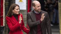 Foto: Coat Merah Kate Middleton, Tawaran Berdamai dengan Wales