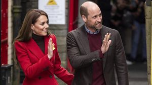Foto: Coat Merah Kate Middleton, Tawaran Berdamai dengan Wales