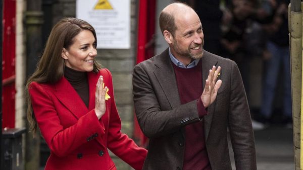 Foto: Coat Merah Kate Middleton, Tawaran Berdamai dengan Wales