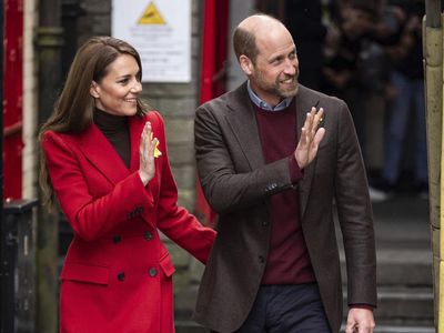 Foto: Coat Merah Kate Middleton, Tawaran Berdamai dengan Wales
