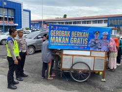 Program Gerobak Berkah, Polisi Bojonegoro Bagikan Makan Gratis