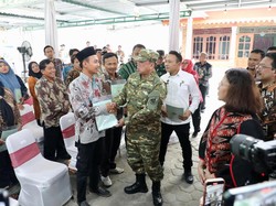 Nusron Wahid Serahkan 965 Sertifikat Konsolidasi Tanah di Jawa Tengah