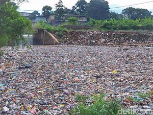 Duh! Sungai Citarum Jadi Lautan Sampah Duh! Sungai Citarum Jadi Lautan Sampah