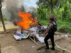 Polisi Gerebek-Bakar Sarang Narkoba di Deli Serdang, 3 Ditangkap