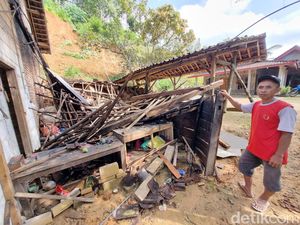 Dua Rumah di Ponorogo Tertimbun Longsor, Warga Mengungsi
