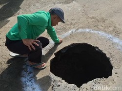 Sinkhole di Tengah Jalan Sendang Tulungagung Akan Ditutup