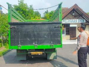Gagal Nyalip, Mahasiswi.di Madiun Tewas Terlindas Truk Muat Jagung Gagal Nyalip, Mahasiswi.di Madiun Tewas Terlindas Truk Muat Jagung