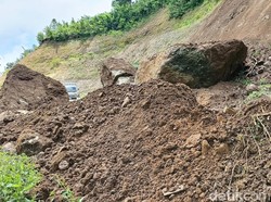 Batu Besar Longsor dari Tebing Setinggi 50 Meter di Jalur Lumajang-Malang