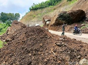 Video: Detik-detik Tebing Setinggi 50 Meter Longsor di Lumajang Video: Detik-detik Tebing Setinggi 50 Meter Longsor di Lumajang