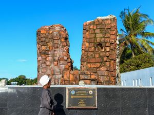 Melihat Monumen Mercusuar Peninggalan Letusan Gunung Krakatau