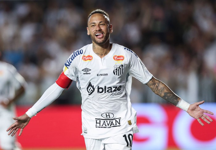 SANTOS, BRAZIL - FEBRUARY 19:Neymar of Santos celebrates the second goal of his team scored by Tiquinho Soares during a Campeonato Paulista 2025 match between Santos and Noroeste at Urbano Caldeira Stadium (Vila Belmiro) on February 19, 2025 in Santos, Brazil. (Photo by Alexandre Schneider/Getty Images)