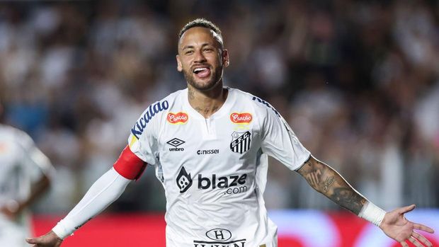 Neymar of Santos celebrates the second goal of his team scored by Tiquinho Soares during a Campeonato Paulista 2025 match between Santos and Noroeste at Urbano Caldeira Stadium (Vila Belmiro) on February 19, 2025 in Santos, Brazil. (Photo by Alexandre Schneider/Getty Images)