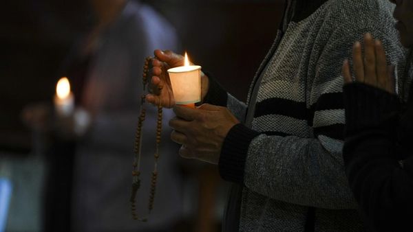 Nyalakan Lilin, Warga Meksiko Doakan Kesembuhan Paus Fransiskus