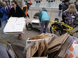 Pekerja USAID yang Dipecat Kemasi Barang Tinggalkan Kantor Pekerja USAID yang Dipecat Kemasi Barang Tinggalkan Kantor