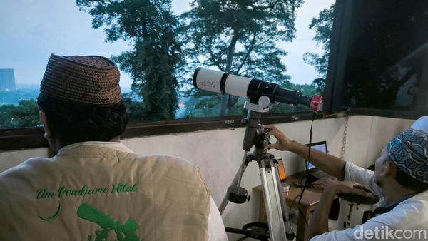 Pemantauan Hilal dari Bukit Condrodipo Gresik