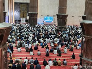 Masjid Istiqlal Jakarta Mulai Dipadati Jemaah Hendak Salat Tarawih Perdana