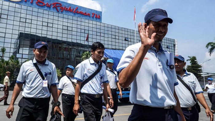 Penutupan pabrik Sritex alasannya pailit Buruh berlangsung keluar dari Pabrik Sri Rejeki Isman Tbk (Sritex) di Sukoharjo, Jawa Tengah, Jumat (28/2/2025). Pabrik tekstil Sritex yang dinyatakan pailit dalam putusan Pengadilan Negeri (PN) Niaga Semarang akan menghentikan seluruh operasionalnya pada 1 Maret 2025. ANTARA FOTO/Mohammad Ayudha/Spt.