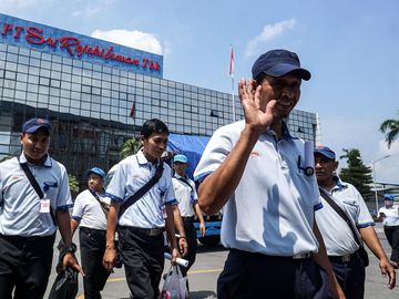 Bingkai Sepekan: Badai PHK Guncang Dunia Kerja