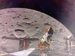 Video: Melihat Dari Dekat Permukaan Bulan yang Diabadikan Blue Ghost