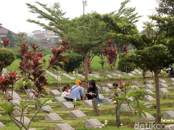 Potret TPU Rancacili Bandung Ramai Dikunjungi Peziarah