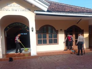 Polres Trenggalek Bersih-bersih Tempat Ibadah dalam Rangka Sambut Ramadan