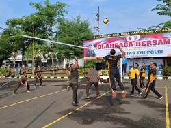 Perkuat Sinergitas, Polres Sampang dan Kodim 0828 Adu Voli