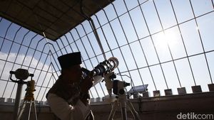 Potret Suasana Memantau Hilal Awal Ramadan di Puncak Monas