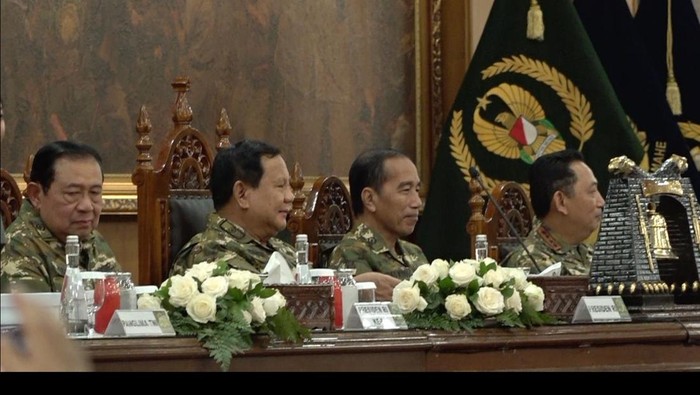 Prabowo duduk di antara SBY dan Jokowi saat menghadiri gala dinner retret kepala daerah. Foto: Dok. istimewa.