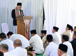 Momen Prabowo Salat Jumat di Tenda Retret Sebelum Kembali ke Jakarta