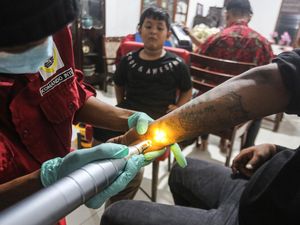 Warga Ikuti Layanan Hapus Tato jelang Ramadan