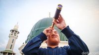 Ramai-ramai Memantau Hilal dari Masjid Al-Musyariin Jakbar