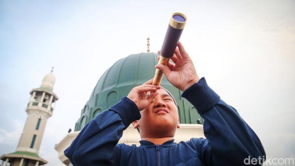 Ramai-ramai Memantau Hilal dari Masjid Al-Musyariin Jakbar