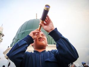 Ramai-ramai Memantau Hilal dari Masjid Al-Musyariin Jakbar