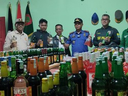 Jelang Ramadan, Satpol PP Cianjur Sita Ratusan Botol Miras-Oplosan