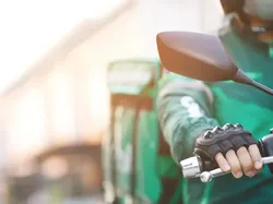 Arsitek Ini Mengaku Lebih Cuan Saat Jadi Pengantar Makanan