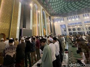 Salat Tarawih Perdana Ramadan 2025 di Masjid Al Akbar Surabaya Salat Tarawih Perdana Ramadan 2025 di Masjid Al Akbar Surabaya