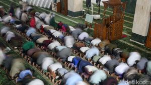 Salat Tarawih Pertama di Masjid Hasyim Ashari