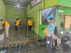 Aksi Polisi di Kota Mojokerto Bersihkan Masjid Sambut Ramadan