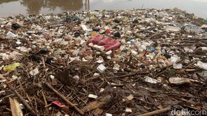 Sampah Menumpuk di Sungai Citarik