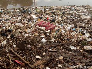 Sampah Menumpuk di Sungai Citarik