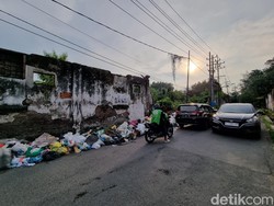 Sampah Menumpuk di Jalanan Kalibokor Surabaya Ganggu Pengendara