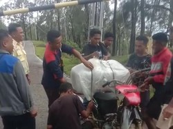 Jenazah Bayi di NTT Diangkut Pakai Motor gegara Jalan Rusak-Ambulans Mahal