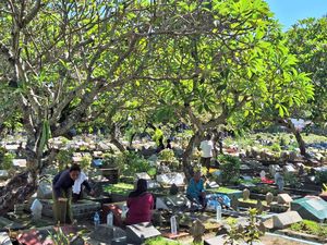 Warga Mataram Ramai Ziarah Makam Jelang Ramadan 2025