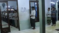 Potret Jamaah Ponpes Mahfilud Duror Salat Tarawih Lebih Awal