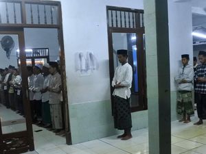 Potret Jamaah Ponpes Mahfilud Duror Salat Tarawih Lebih Awal
