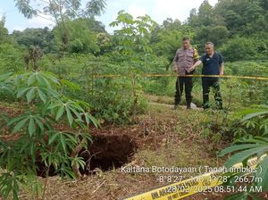 Sinkhole Sedalam 10 Meter Muncul di Rongkop Gunungkidul Usai Hujan Deras Sinkhole Sedalam 10 Meter Muncul di Rongkop Gunungkidul Usai Hujan Deras