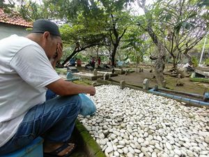 Warga Surabaya Berbondong-bondong Nyekar ke Makam Keluarga Jelang Ramadan
