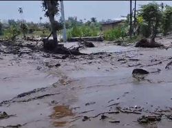 Hujan di Lereng Kelud, Sungai Desa Pranggang Kediri Meluap Genangi Jalan